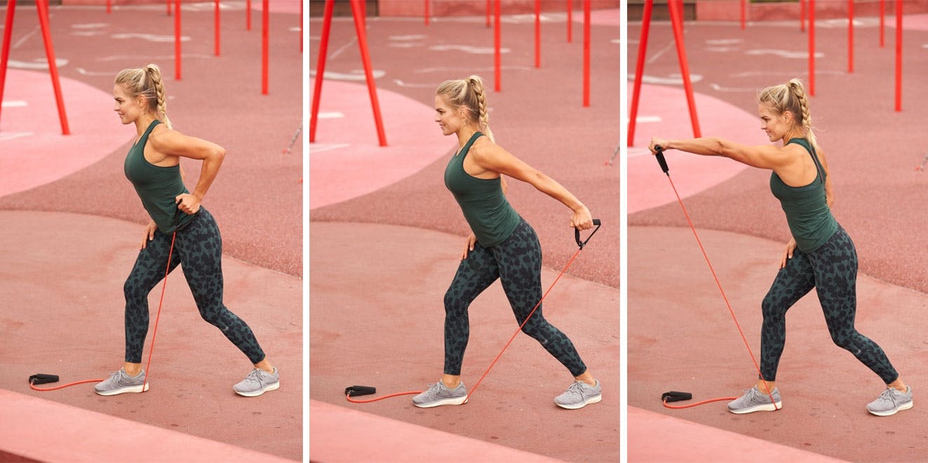 Kvinne trener armene med strikktrening
