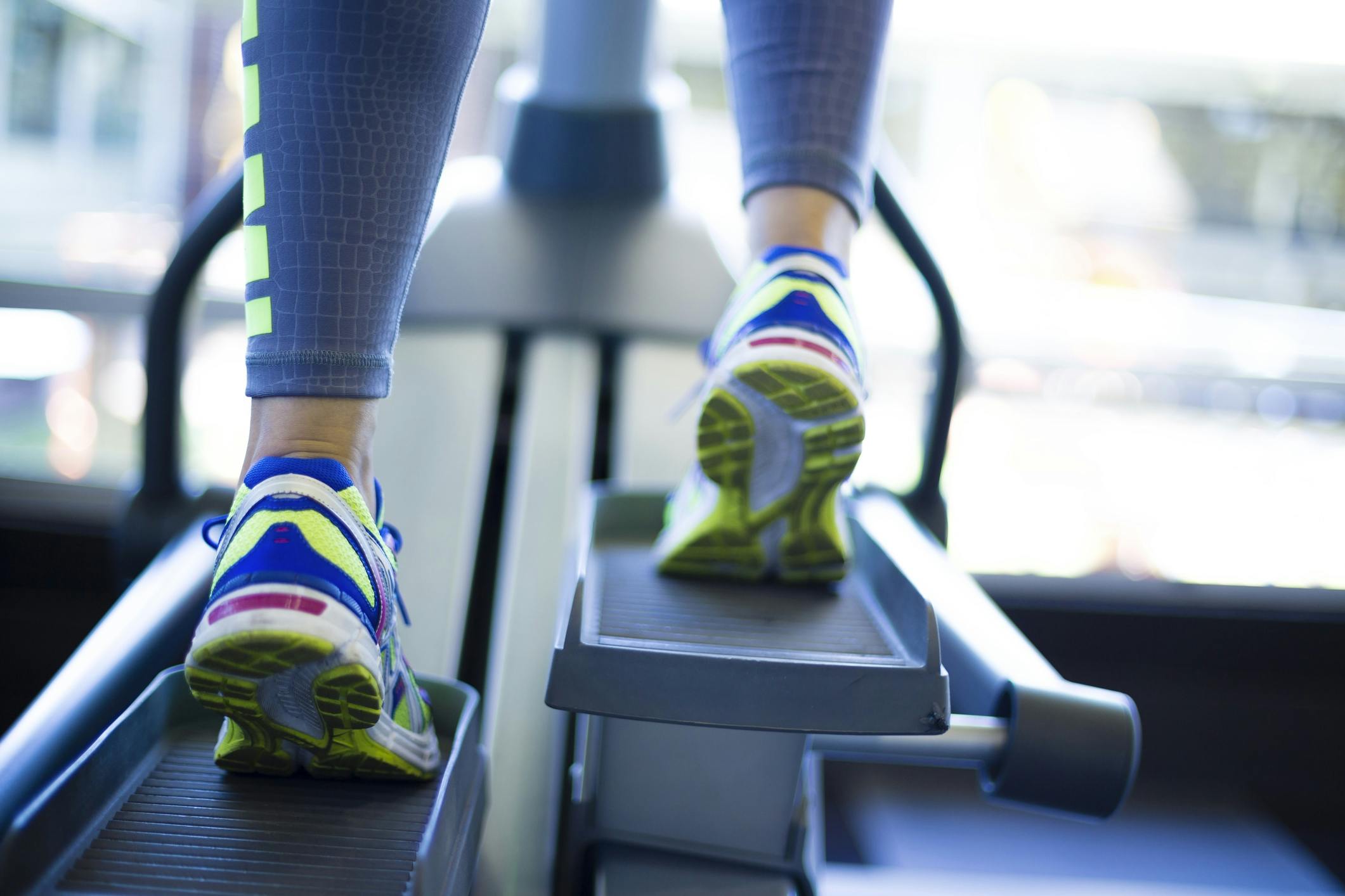 Kvinna tränar på crosstrainer