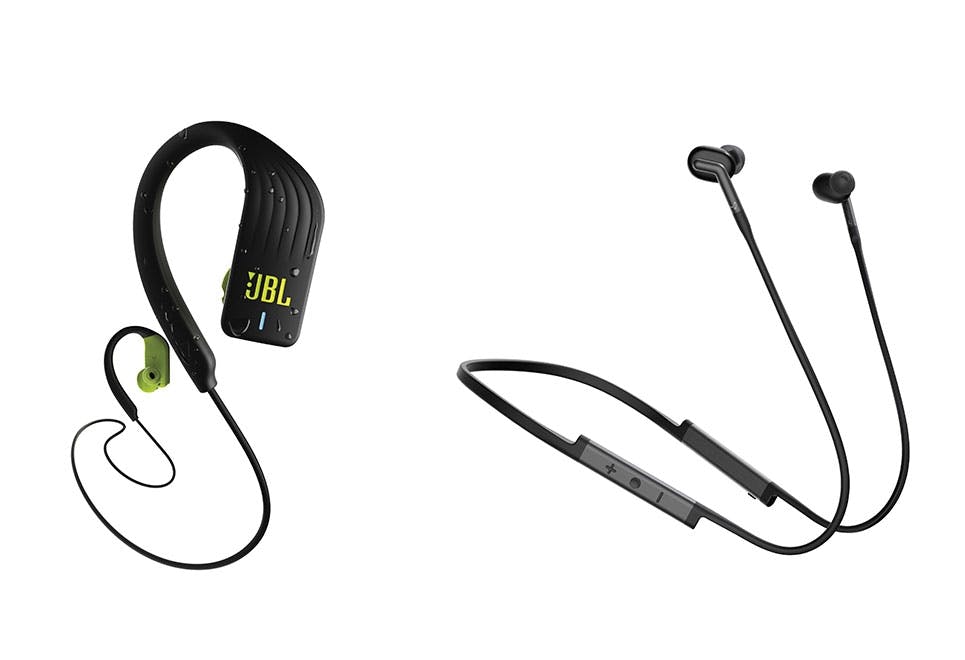 Korvasankakuulokkeet ja johdolla yhdistetyt nappikuulokkeet