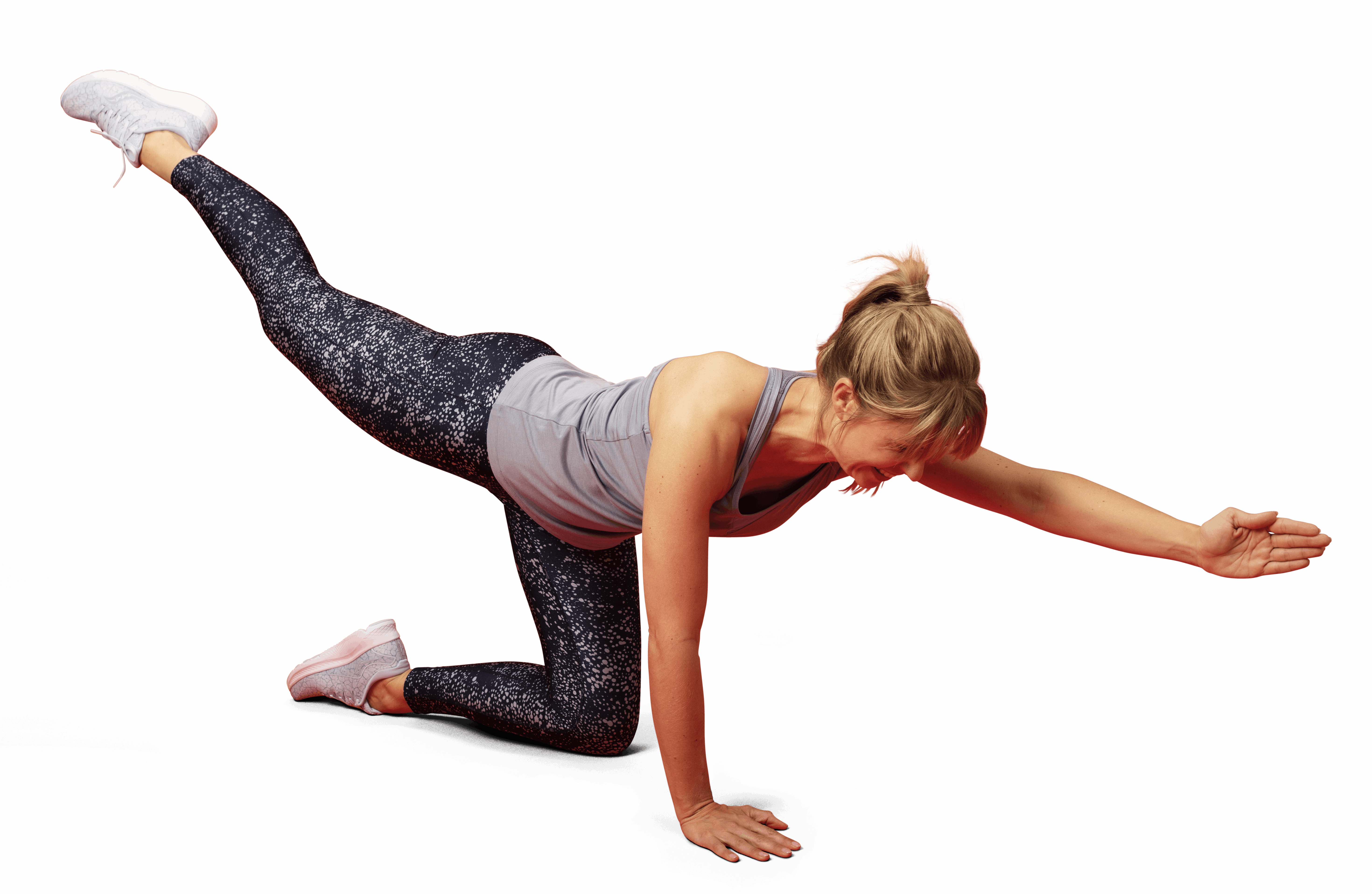 Kvinde laver diagonalløft