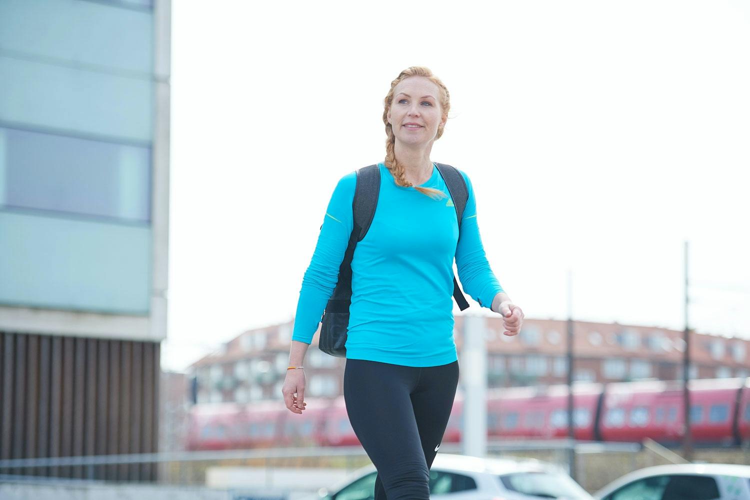 Nainen kävelee reppu selässä