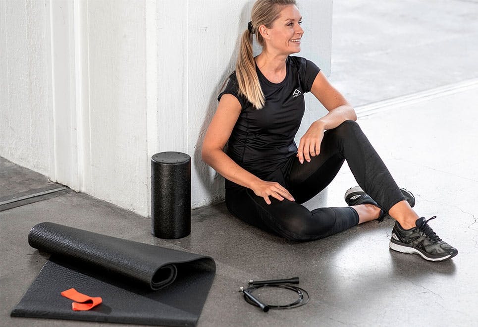 Skumrulle, hoppetau, treningsstrikk og yogamatte.