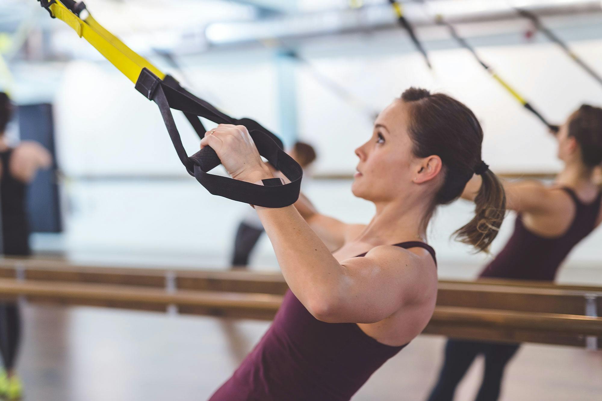 Kvinne trener med slynger