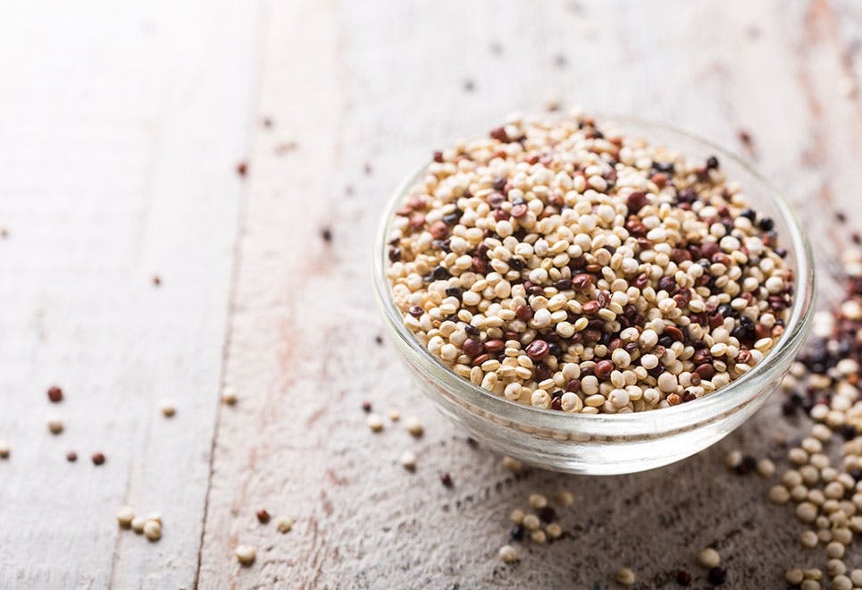 I en skål og på et bord