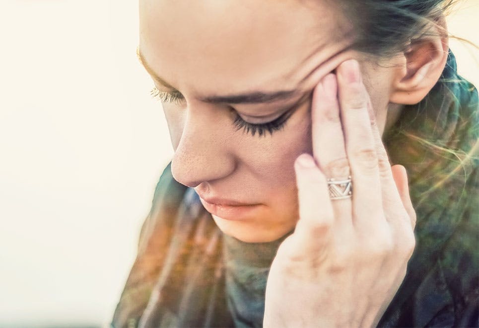 Kvinde med hjernerystelse og hovedpine