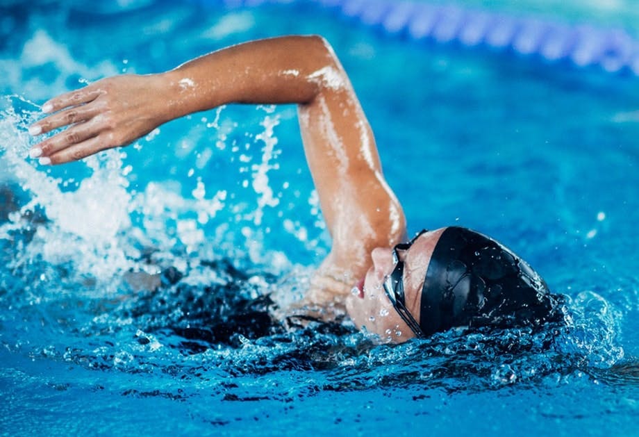 Kvinne som kråler - bra trening med løperkne