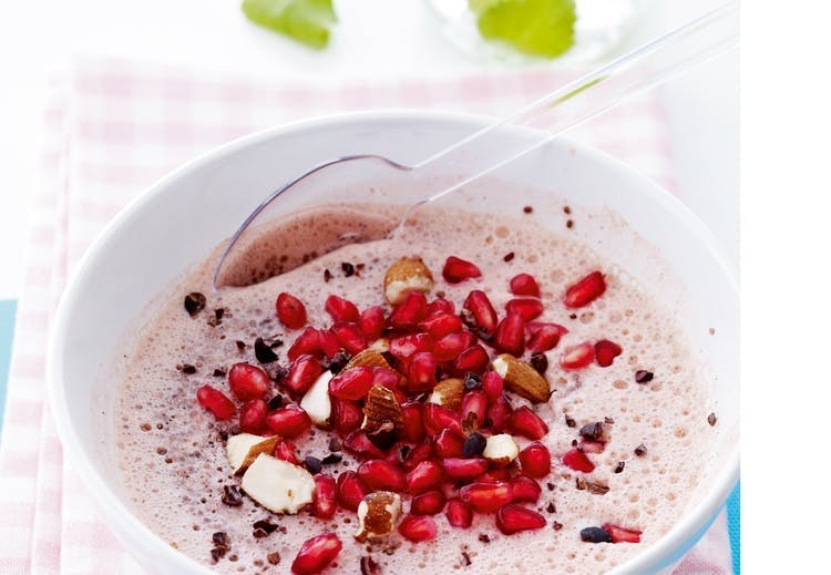 Chiagrød med sojamælk, jordbær og granatæble 