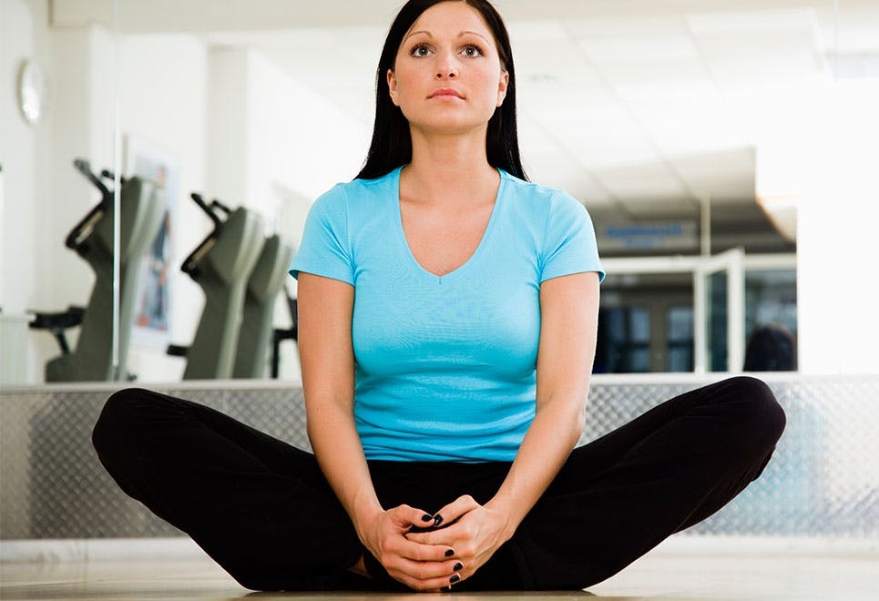 Kvinde som stækker lysken ud 