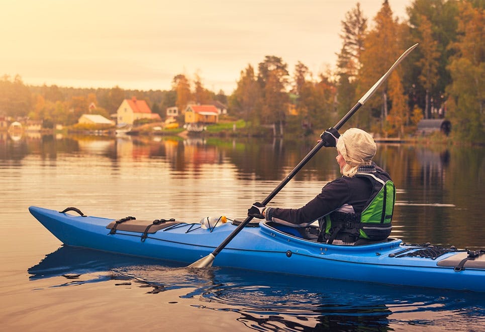 Kvinde i kajak – godt ved fibersprængning