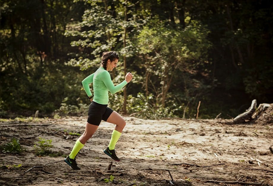 Kvinne i grønn trøye løper