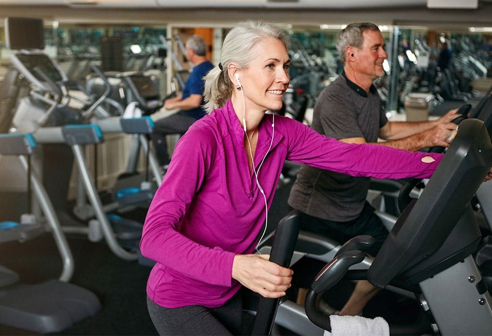 Nainen treenaa crosstrainerilla