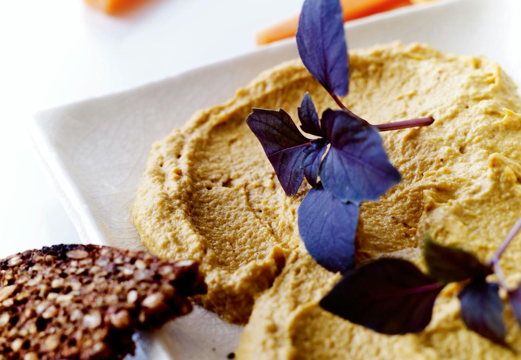 Hjemmelavet hummus med sød kartoffel