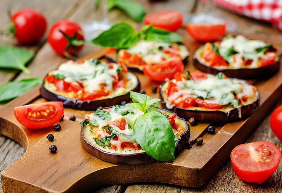 Sund pizza lavet på en bund af aubergine 