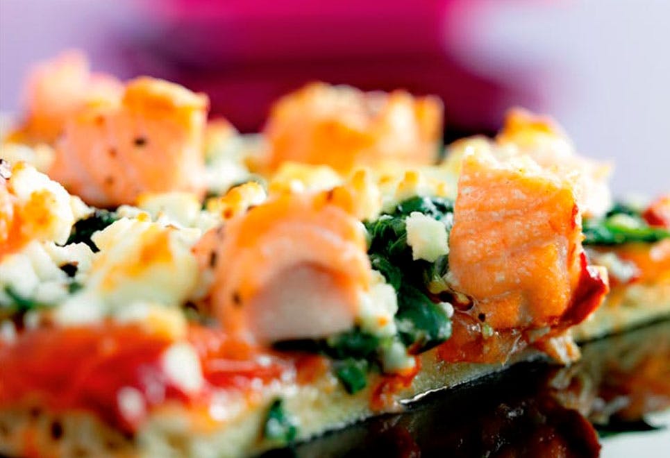 Sund pizza med laks, spinat og feta