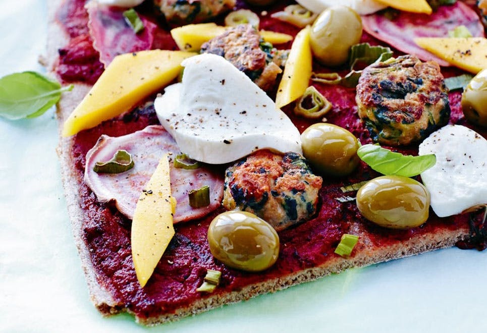 Sund fuldkornspizza med kyllingeboller og mango