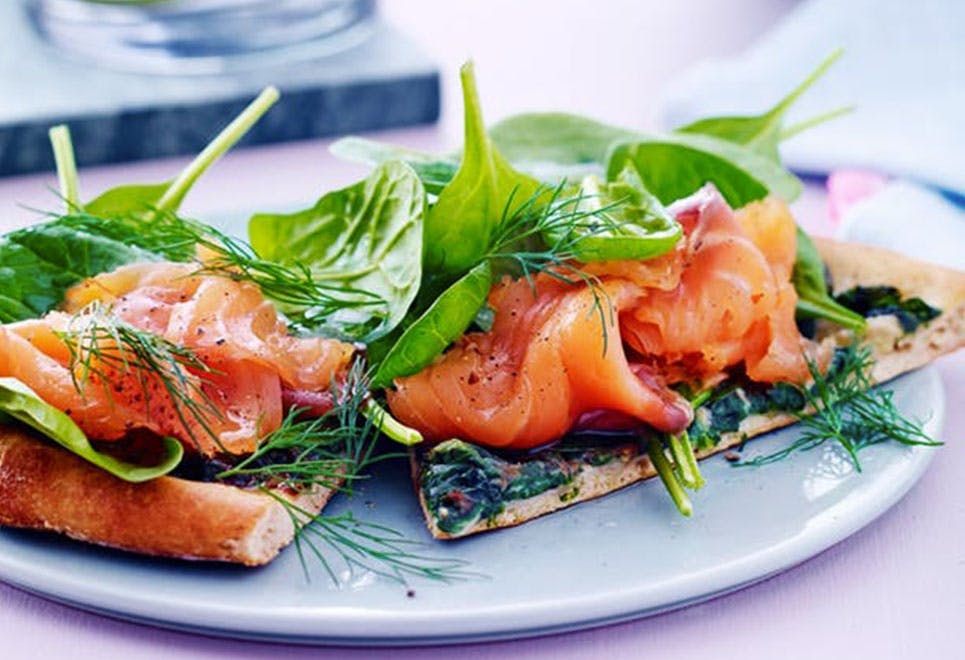 Sund pizza på surdej med røget laks og spinat