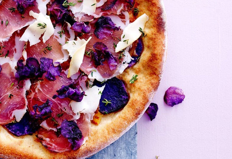 Sund fuldkornspizza med blå kartoffel