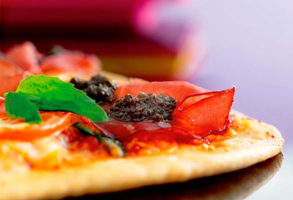 Sund pizza med lufttørret skinke og tapenade