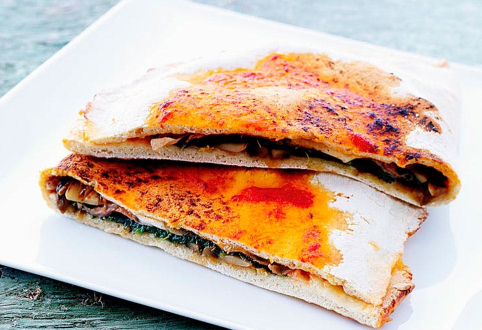 Sund indbagt pizza med svampe