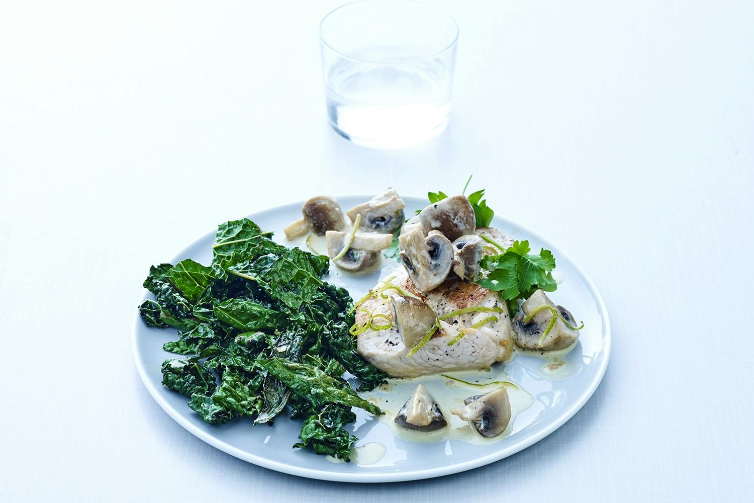 Kalkon med champignon a la creme och svartkål