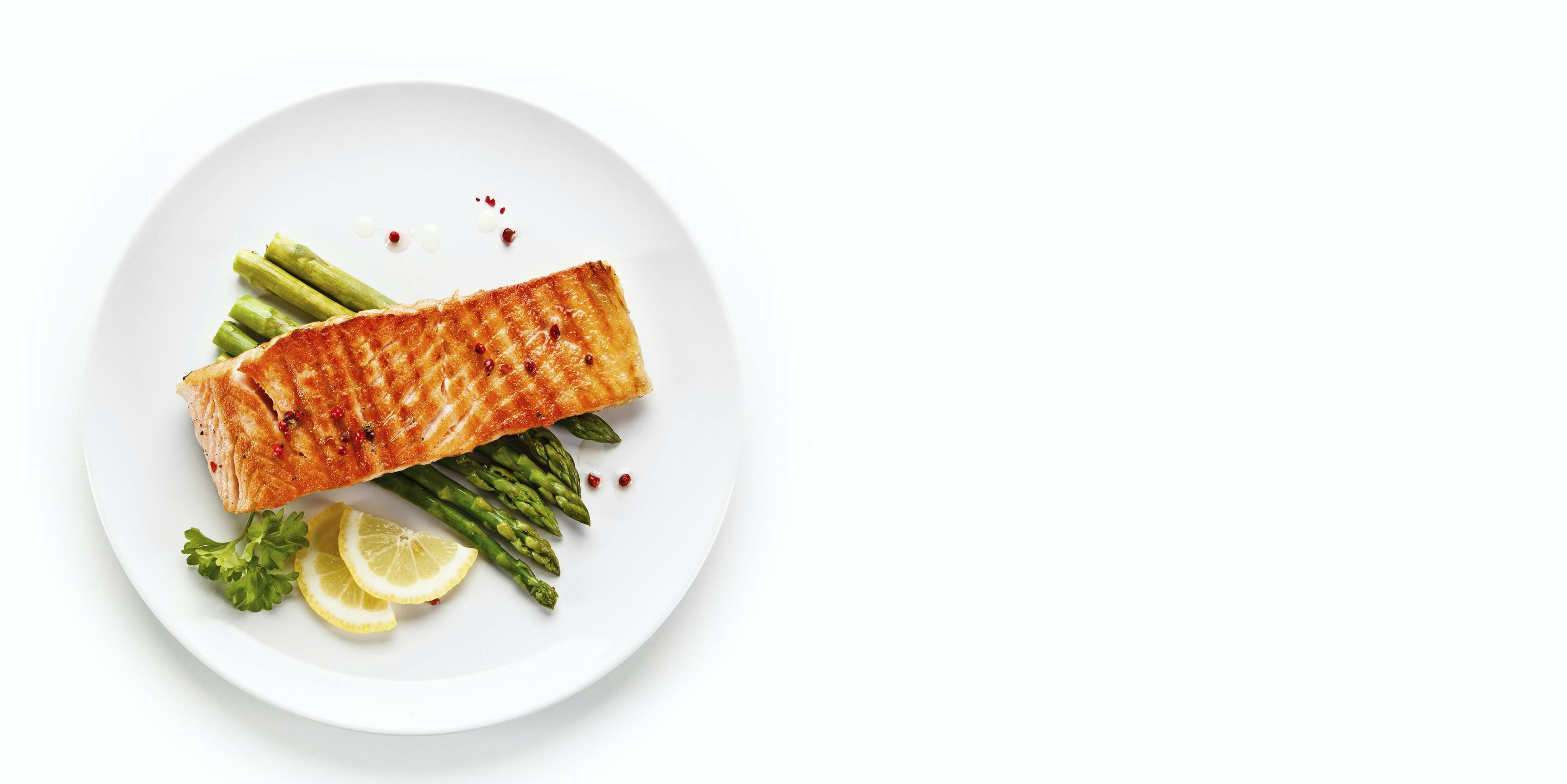 Liten tallerken med laks og asparges 