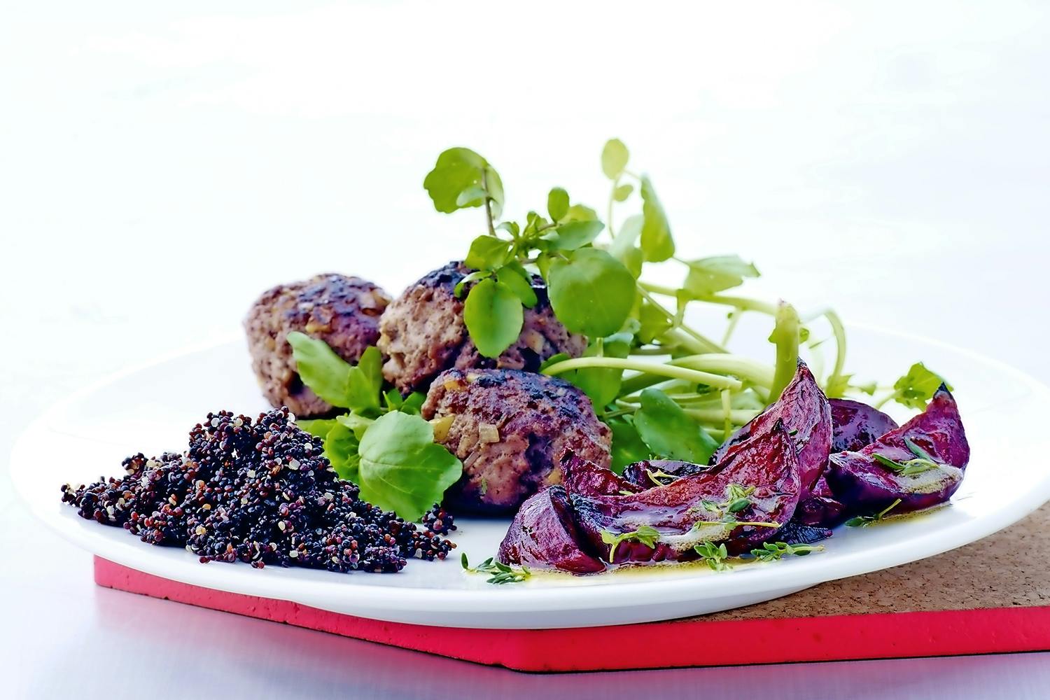 Köttbullar med bakade rödbetor och quinoa