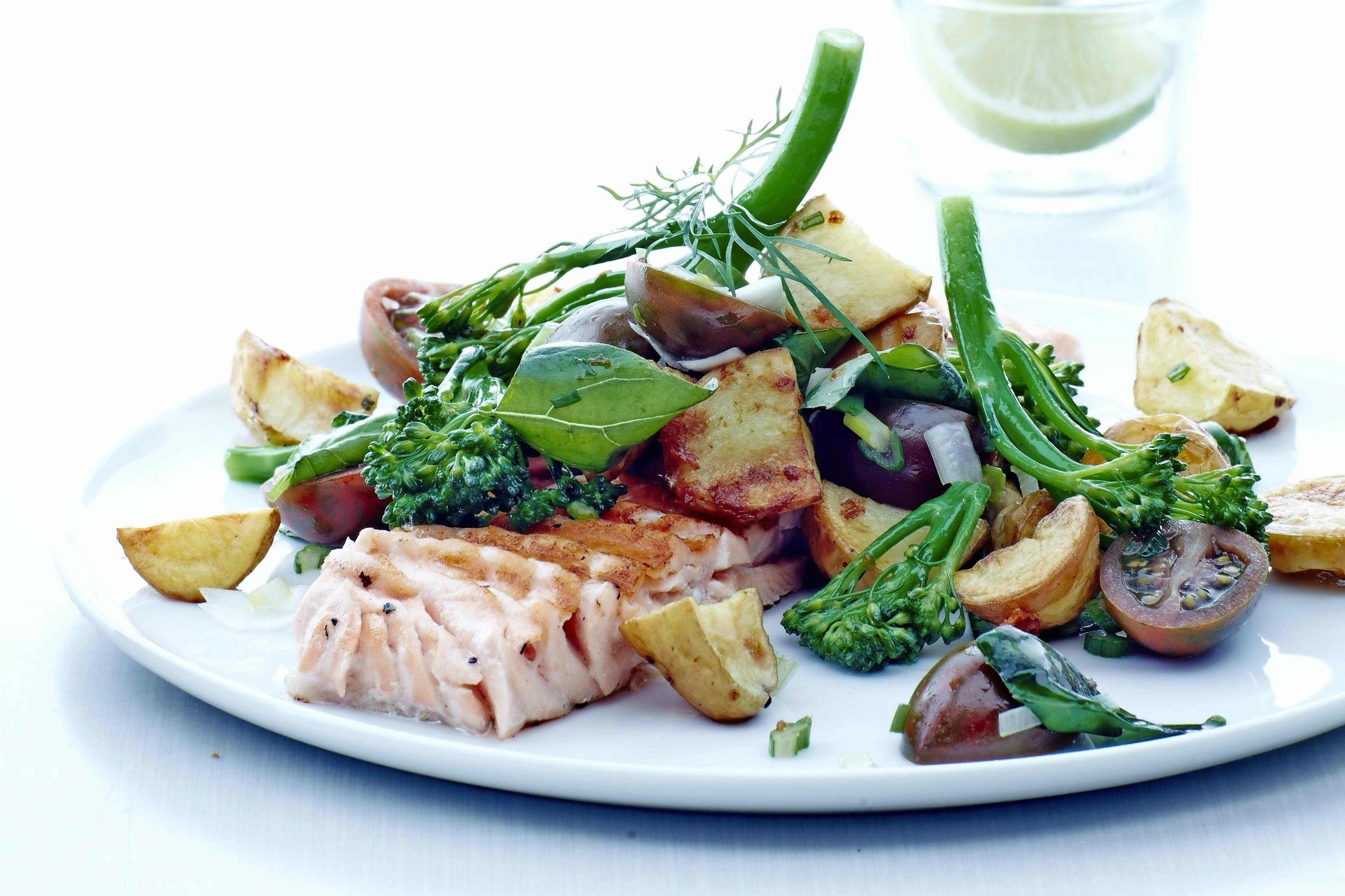 Lax med potatis och broccoli
