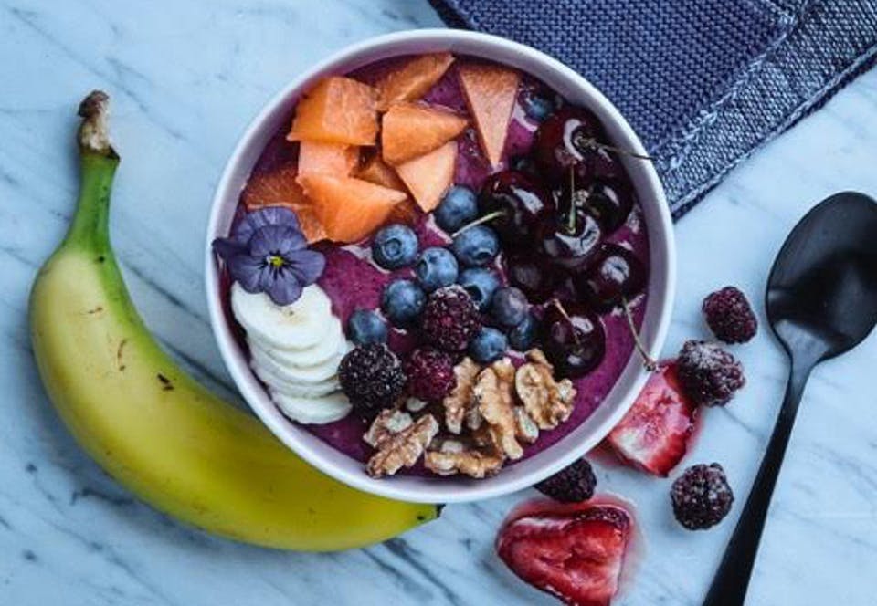 smoothie smoothies frukt bär grönsaker spenat kål squash hallon jordgubbar blåbär banan äpple apelsin druva fikon ananas rödbeta morötter chiafrön nötter cashewnötter