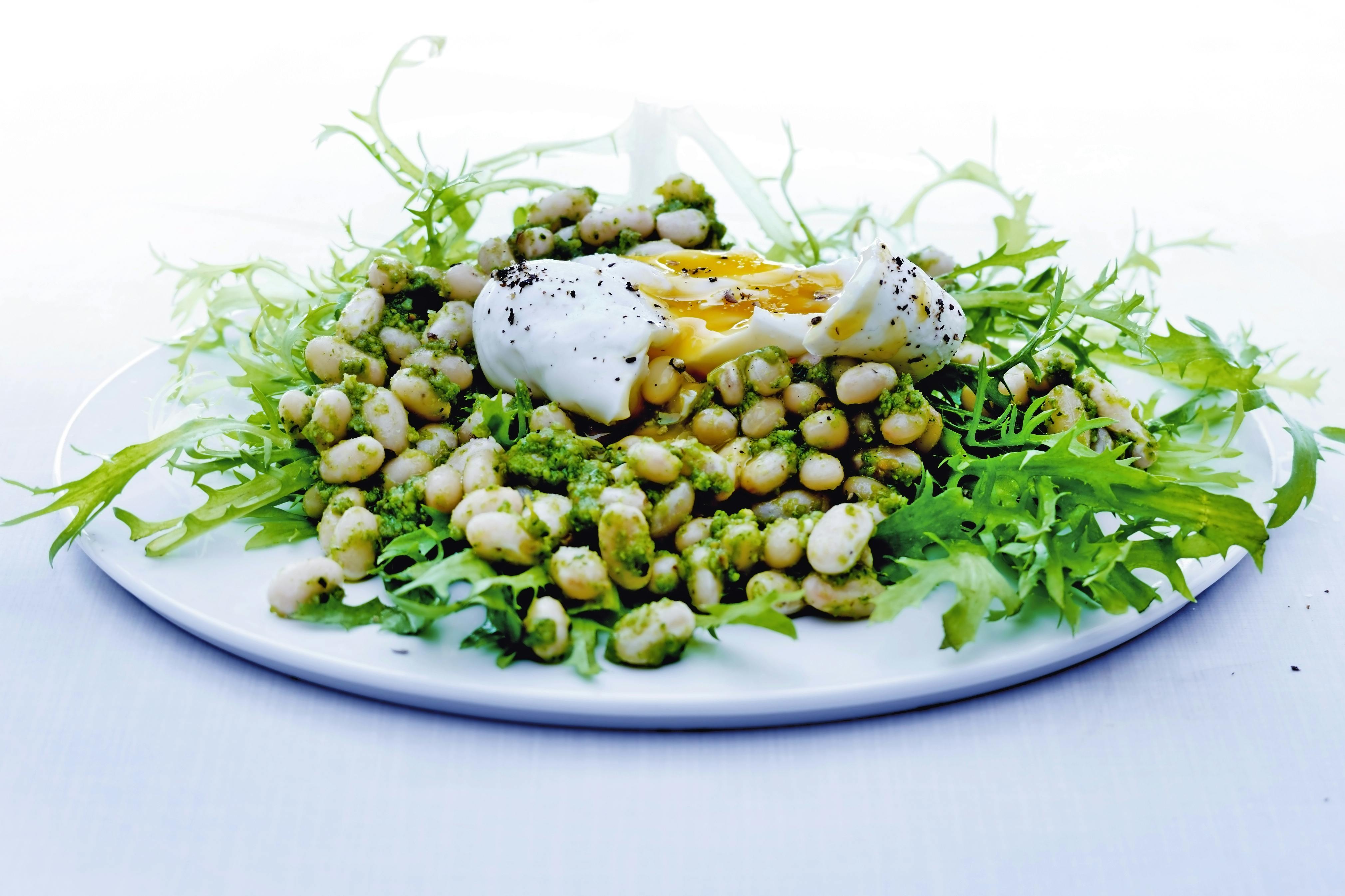 Salat med hvide bønner og æg