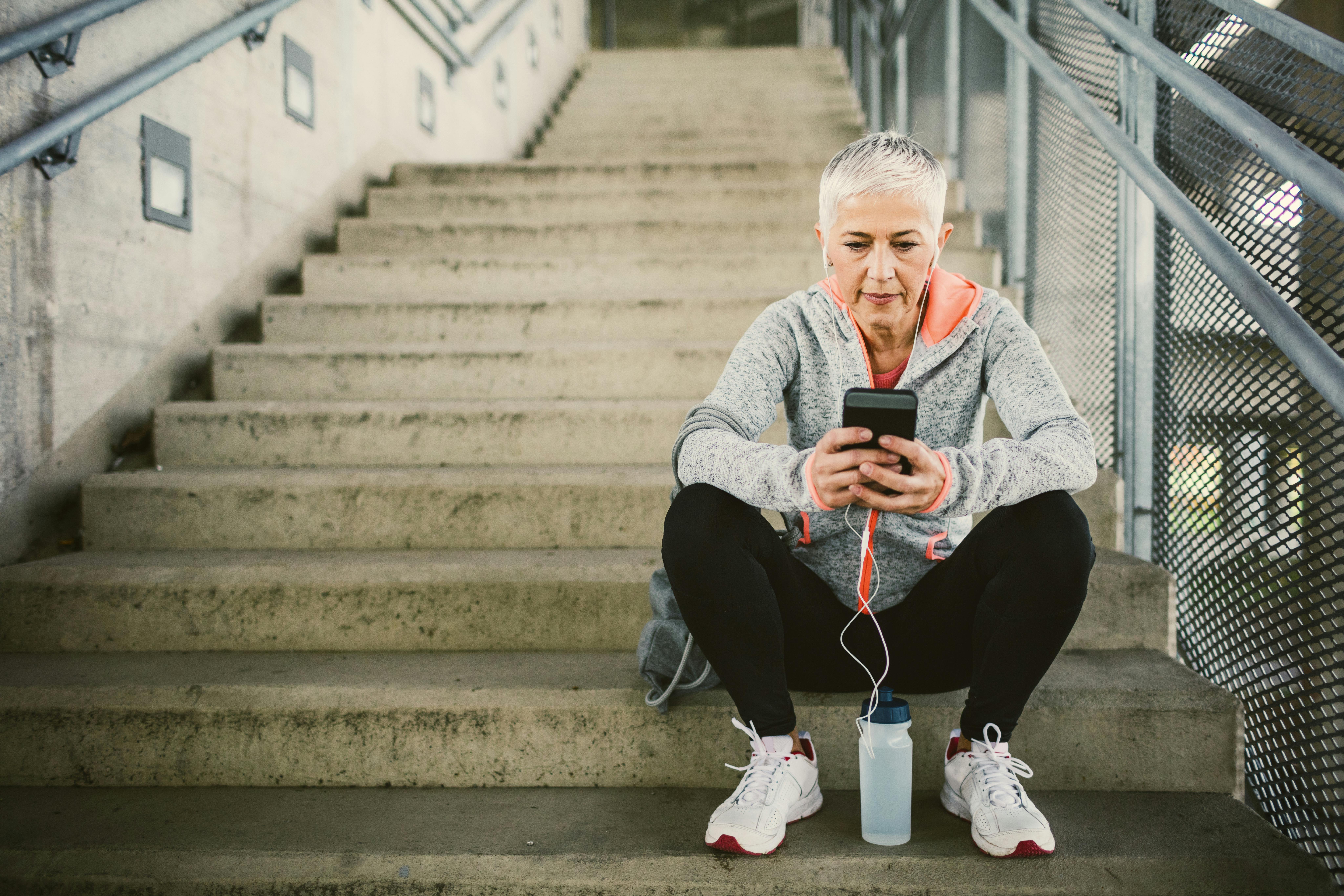 Kvinna knappar in sin runda i mät din runda