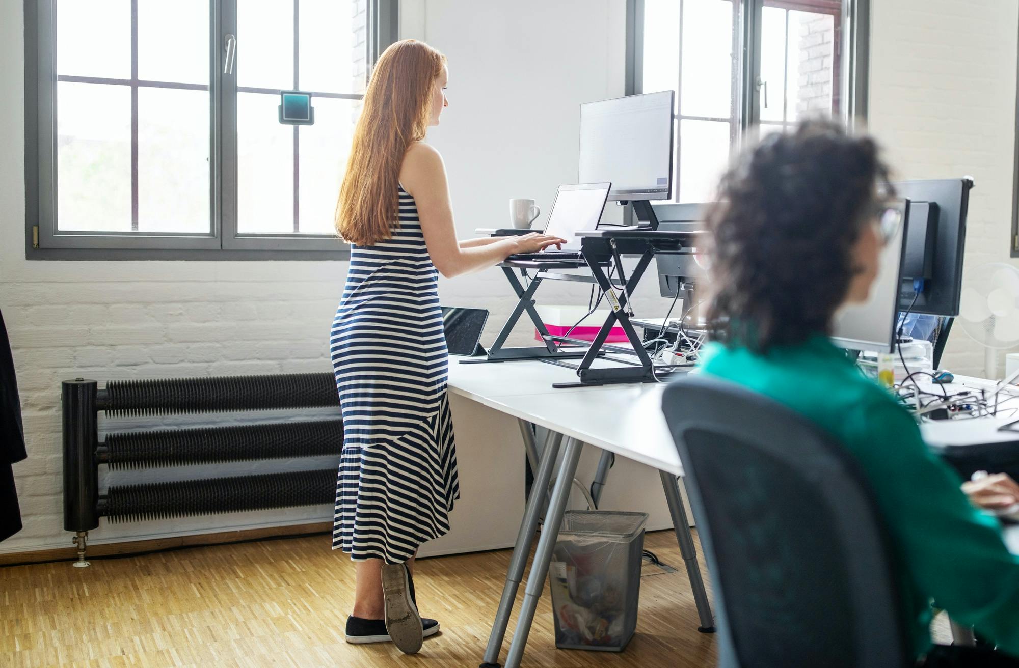 Kvinna står upp på kontoret