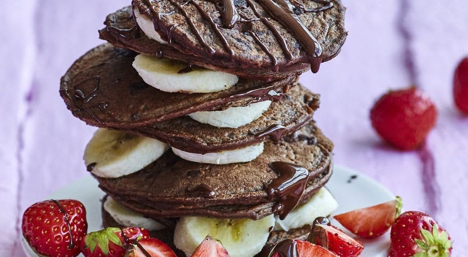 Suklaa-banaaniletut, suklaakastiketta ja mansikoita