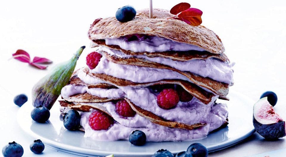 Bananpannkakstorn med hallonkräm