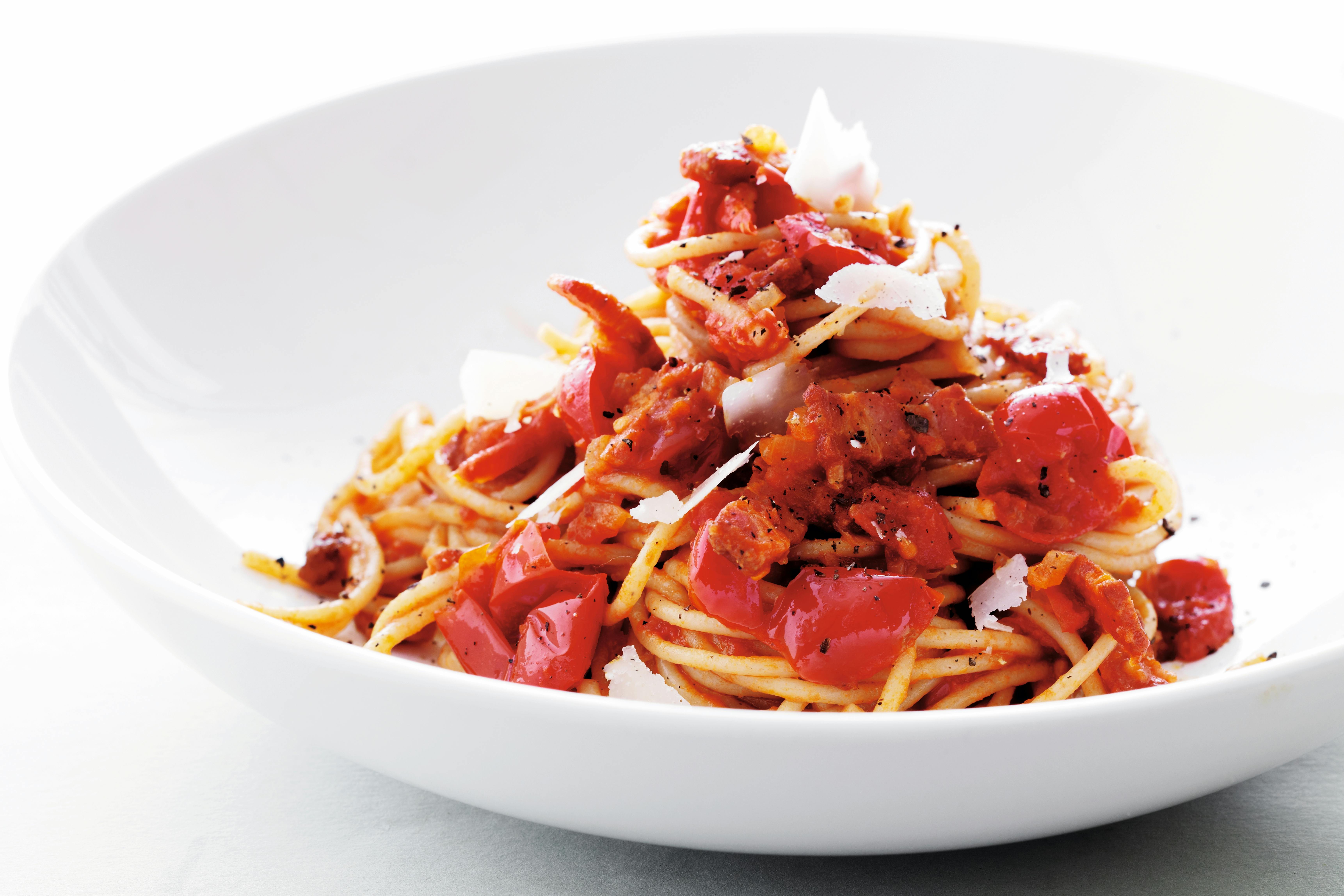 Skål med spaghetti med chilitomatsås