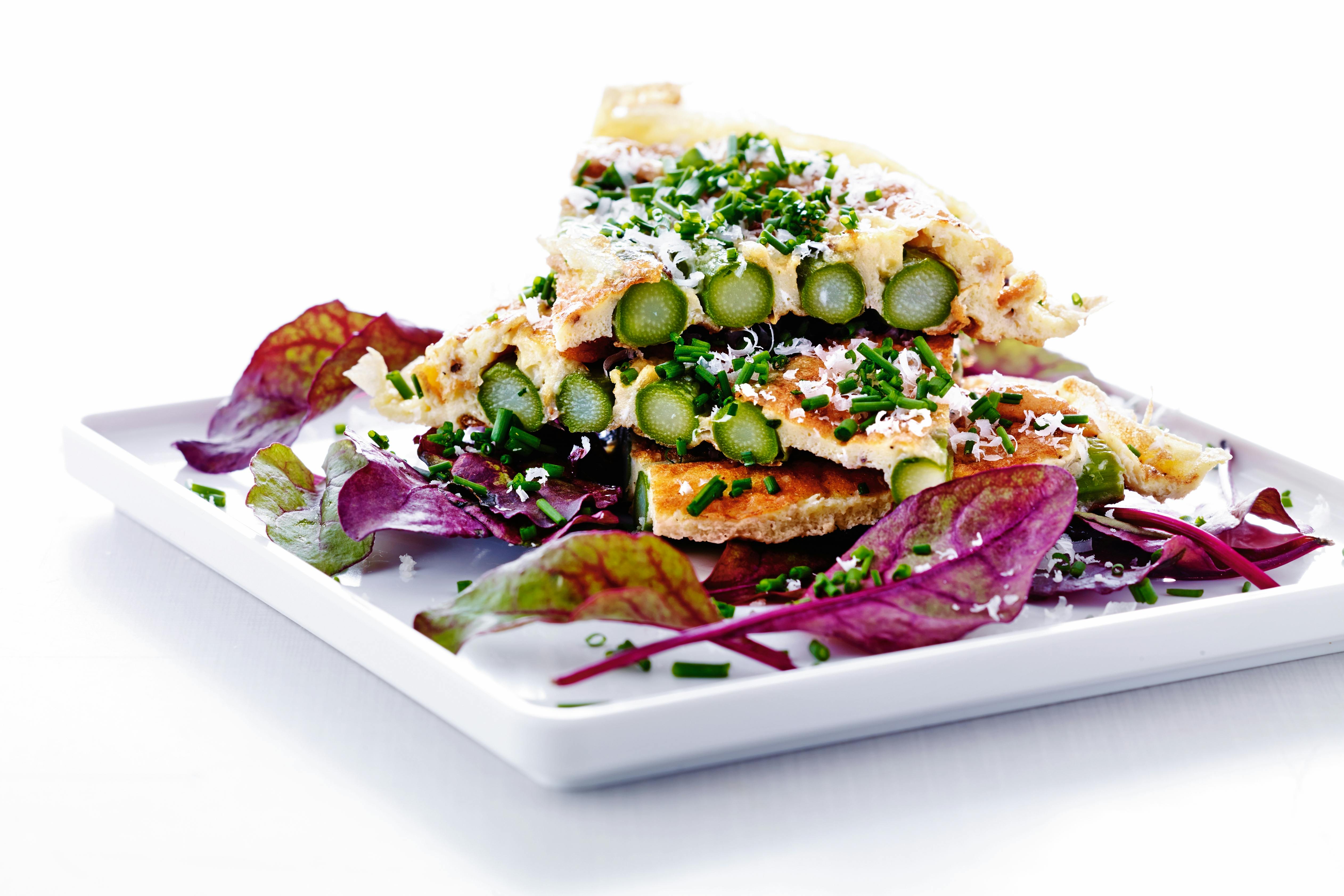 Tallerken med frittata med asparges