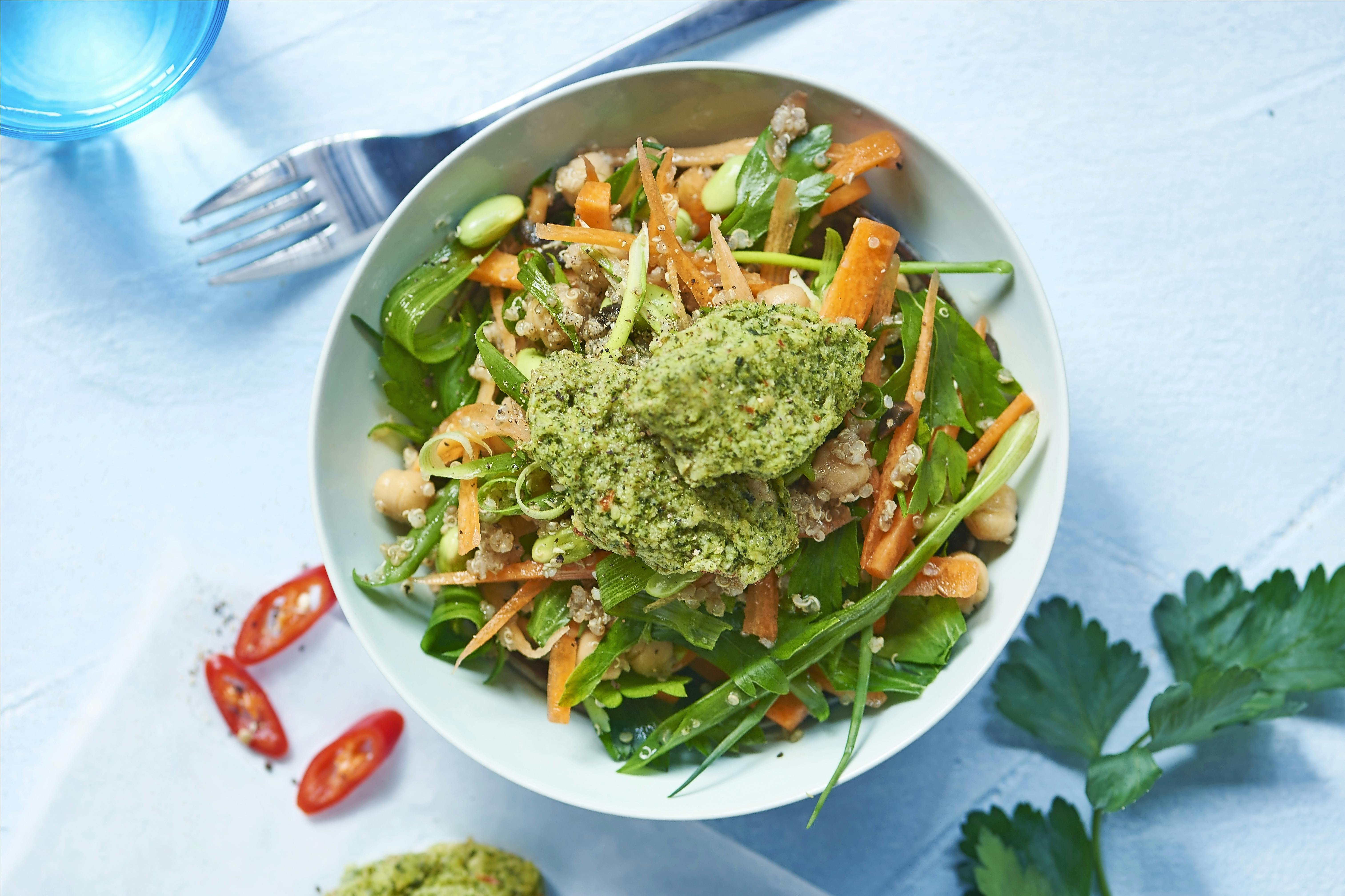 Skål med sallad och veggobullar