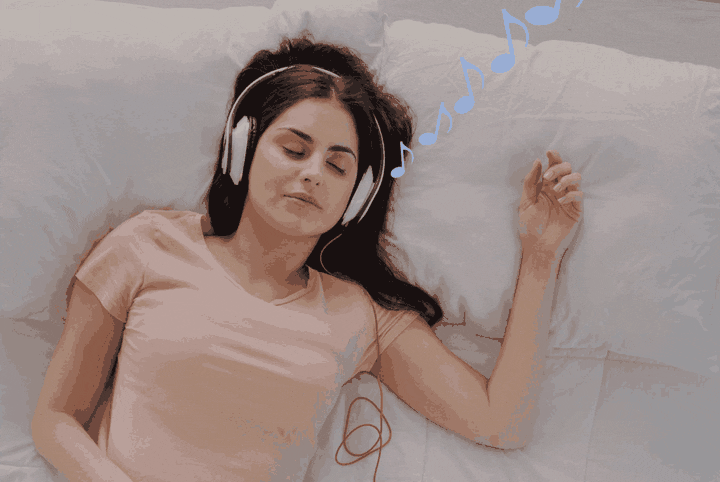 Kvinne lytter til lydfiler for å unngå tankespinn