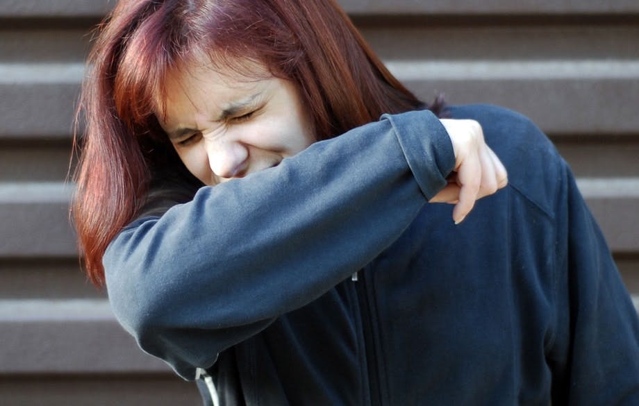 Älä levitä nielutulehdusta! Aivasta hihaan, niin bakteerit ja virukset eivät lennä ympäriinsä.