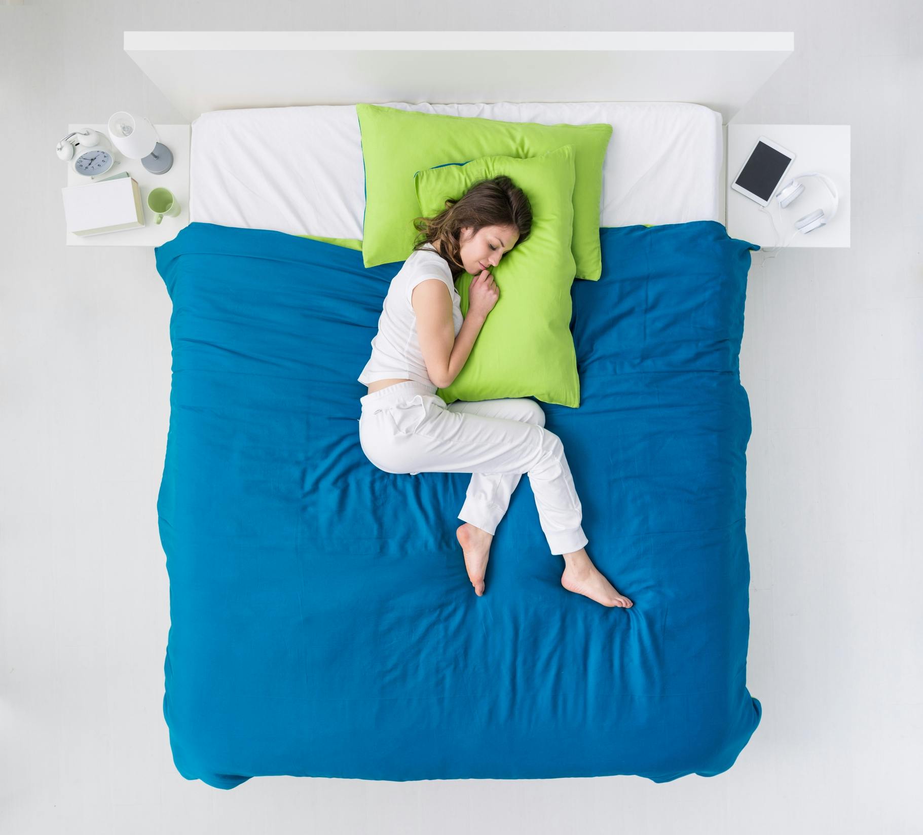 Kvinna kramar en kudde