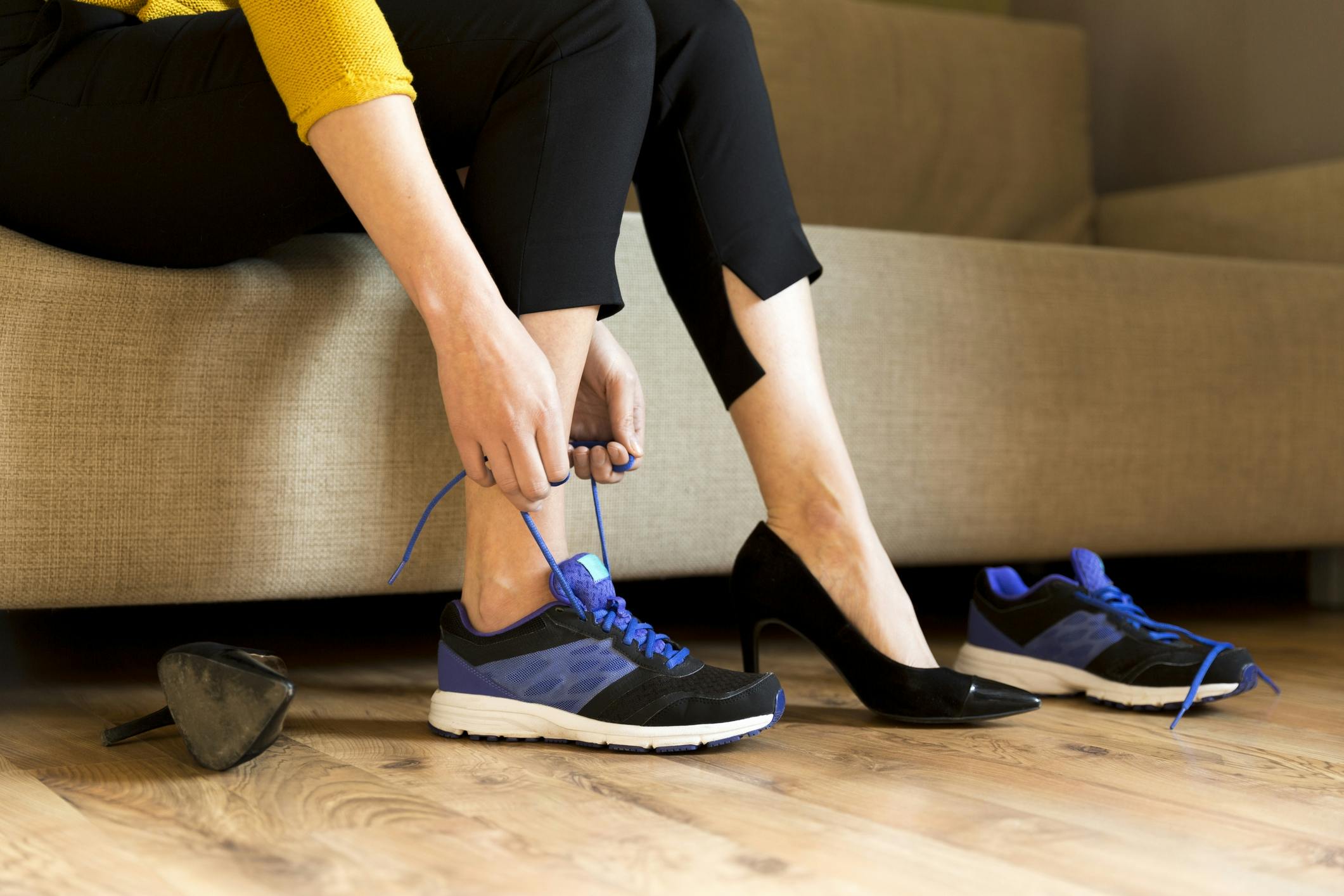 Kvinder skifter stiletter ud med sneakers