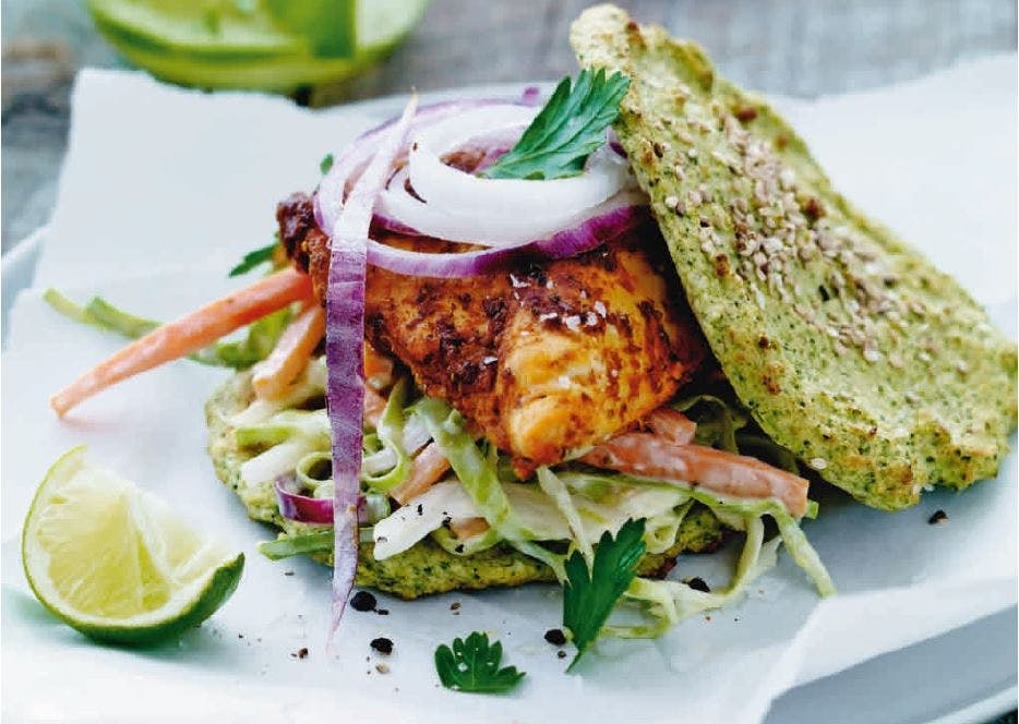 Kycklingburgare med coleslaw och broccolibröd