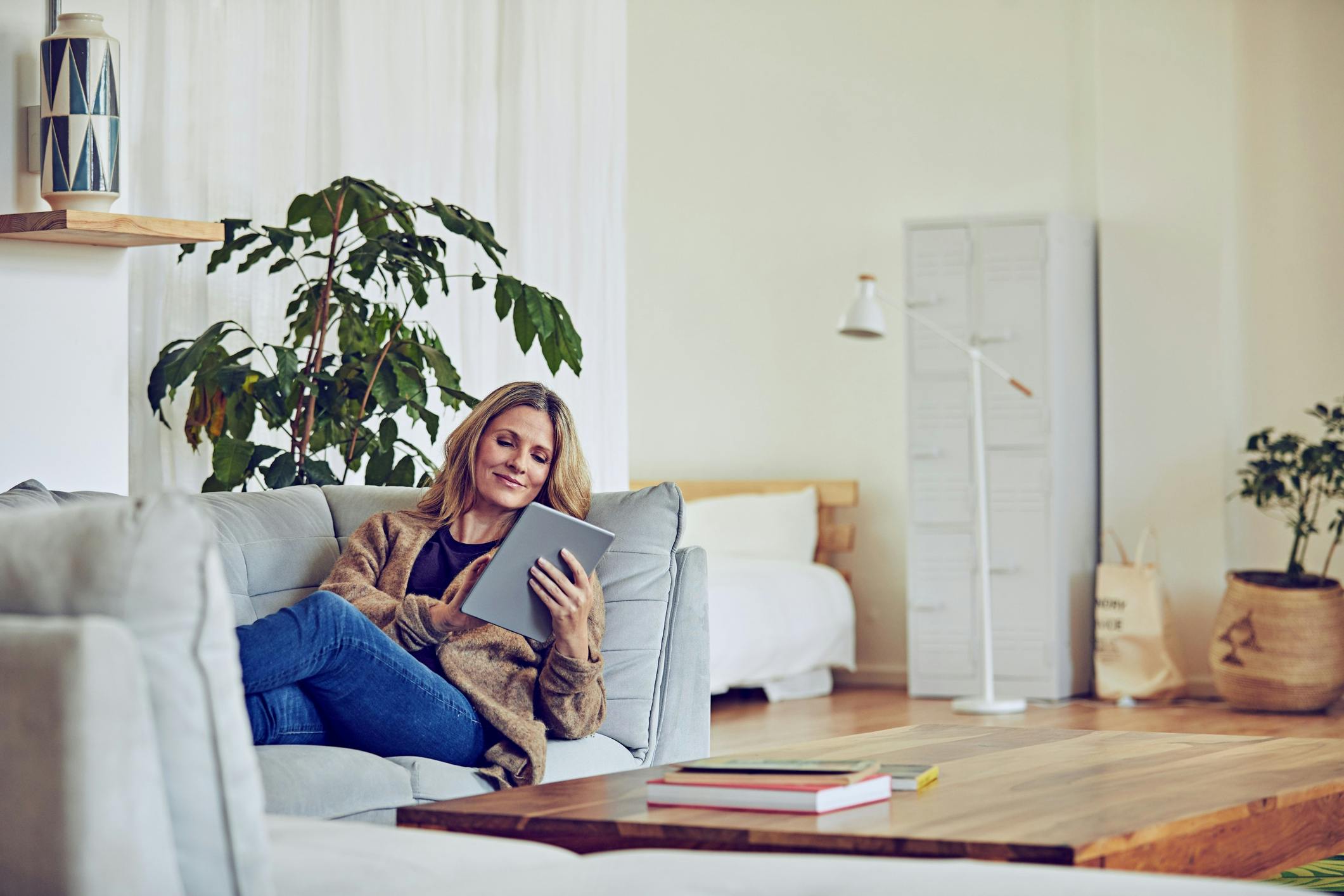 Kvinne slapper av i sofaen