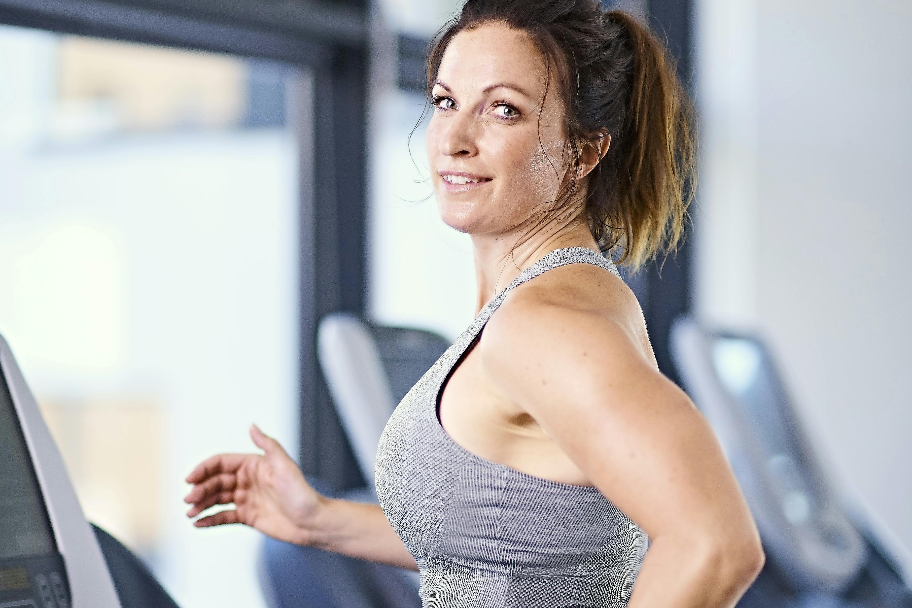 Kvinne løper på tredemølle