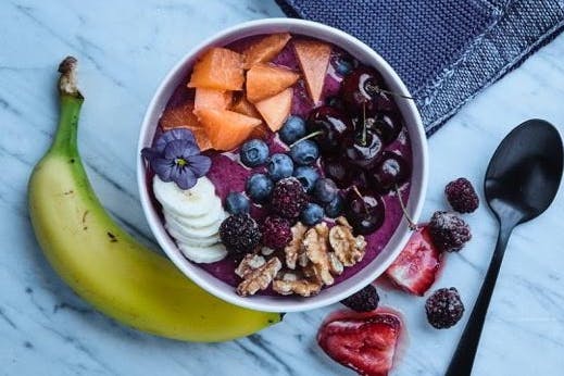 Smoothie med banan, skogsbär och körsbär