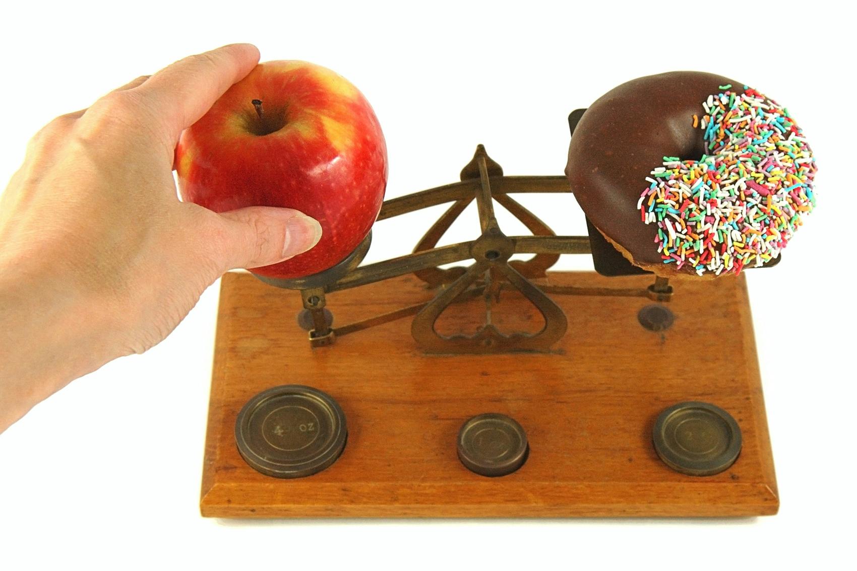 brevvægt med et æble og en donut