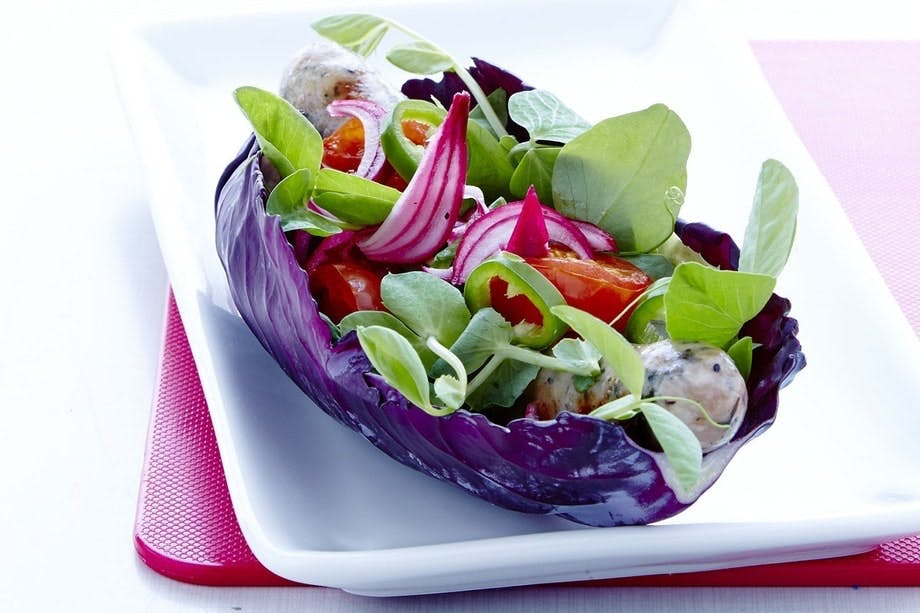 Kålhotdog med lynsyltet rødløk