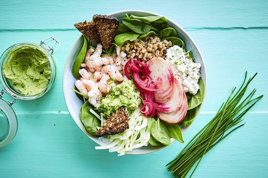 Bowl med rejer og syltede rødløg