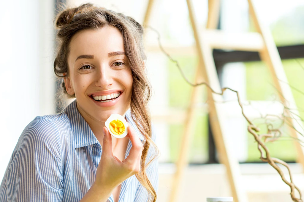 Nainen kananmuna kädessään