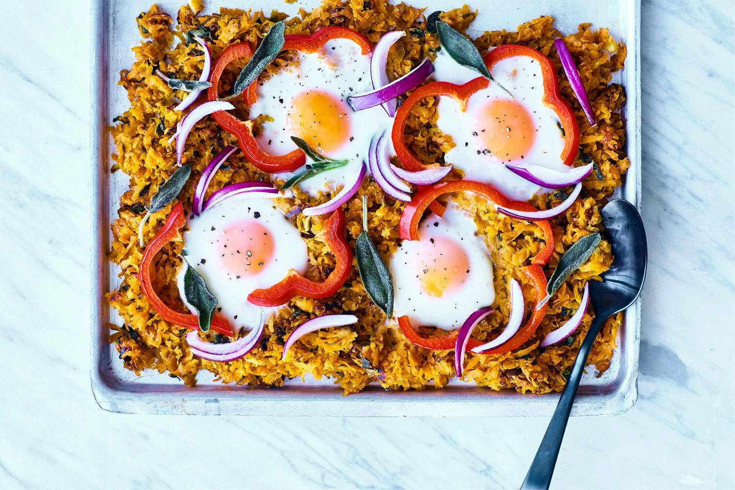 Speilegg, paprika og søtpotet på marmorbord