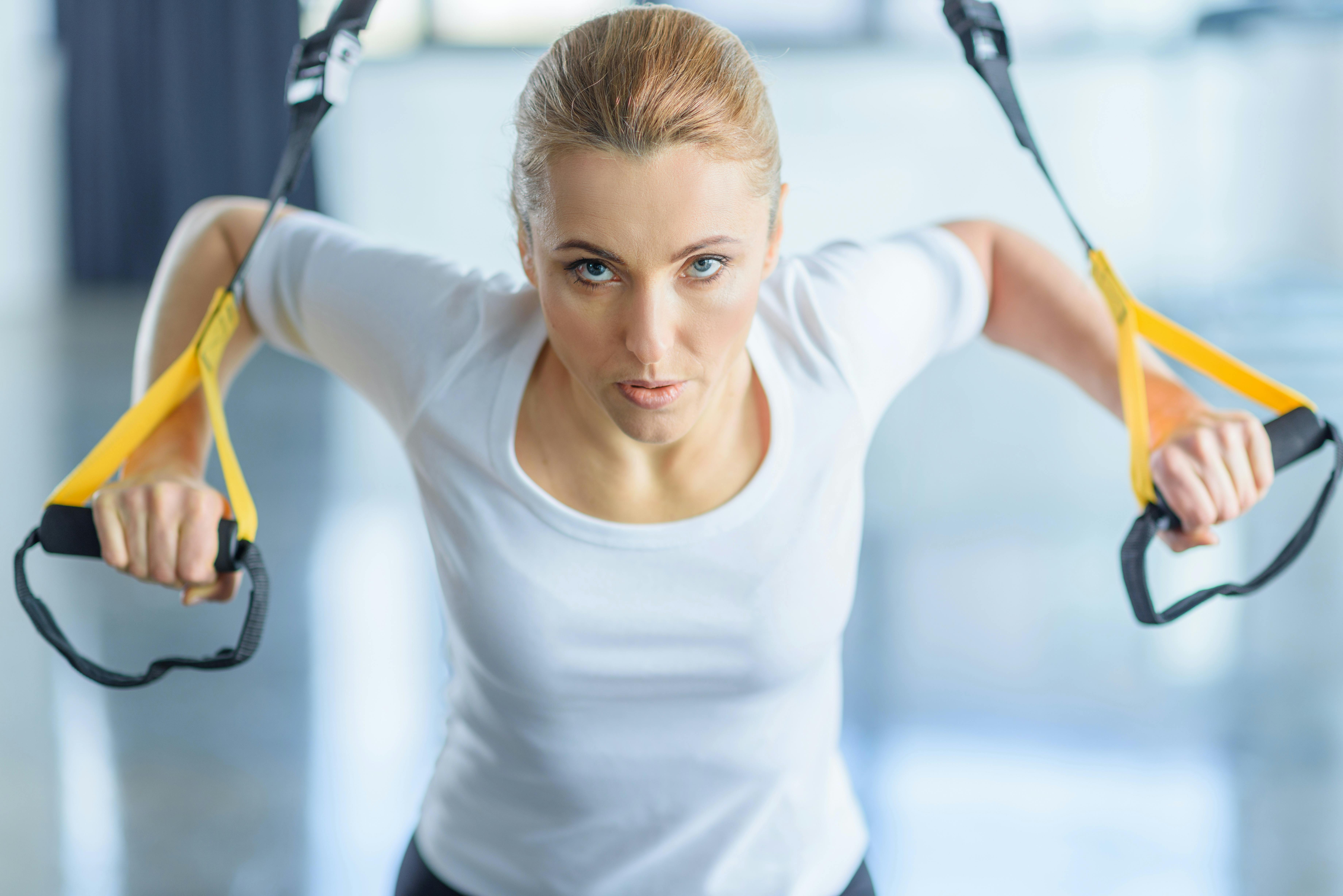 Kvinne trener med slynger